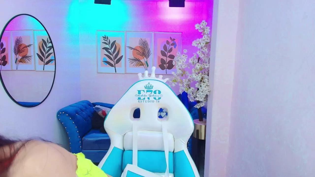 Offline Dafne_huges on Cam4