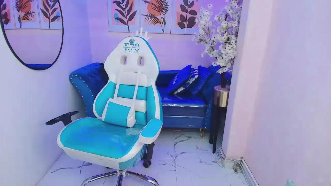 Offline Dafne_huges on Cam4