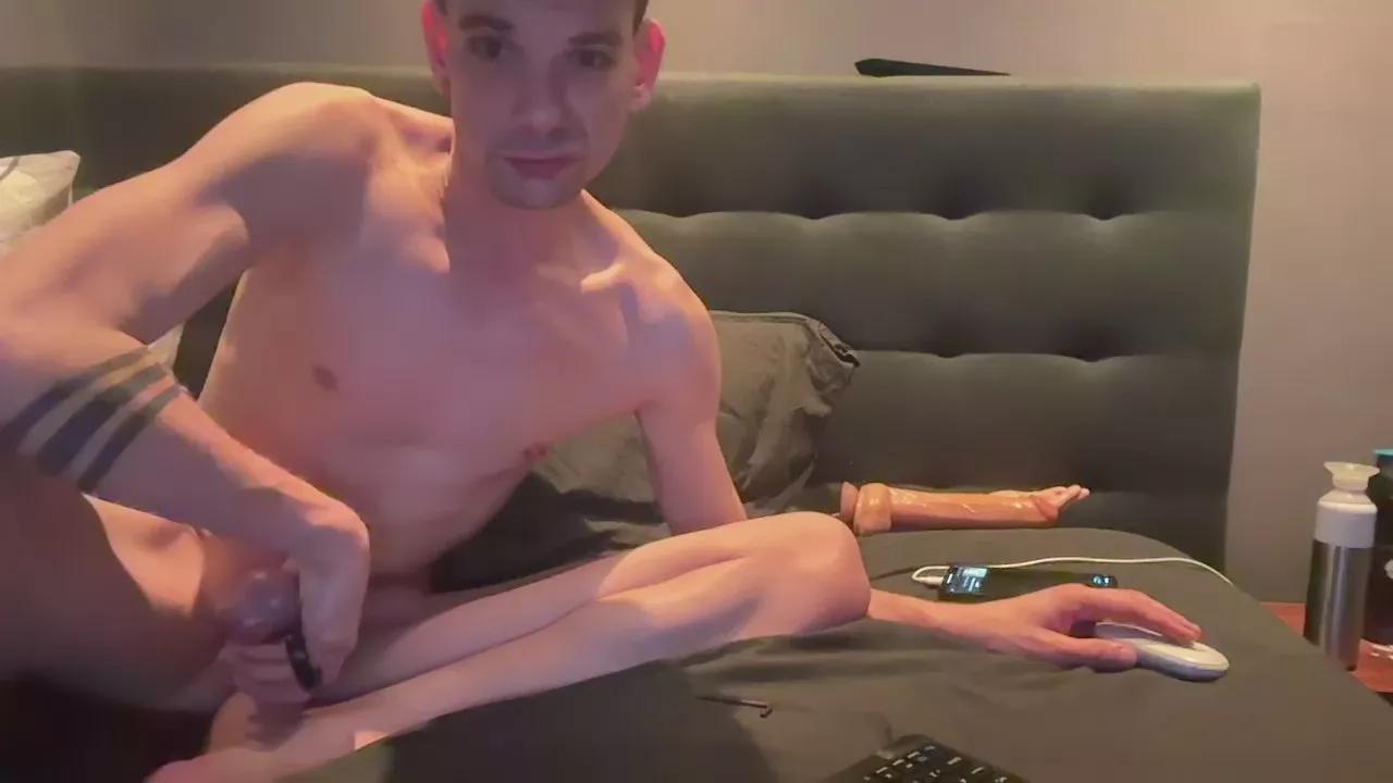 Diaperboy27 on Cam4 