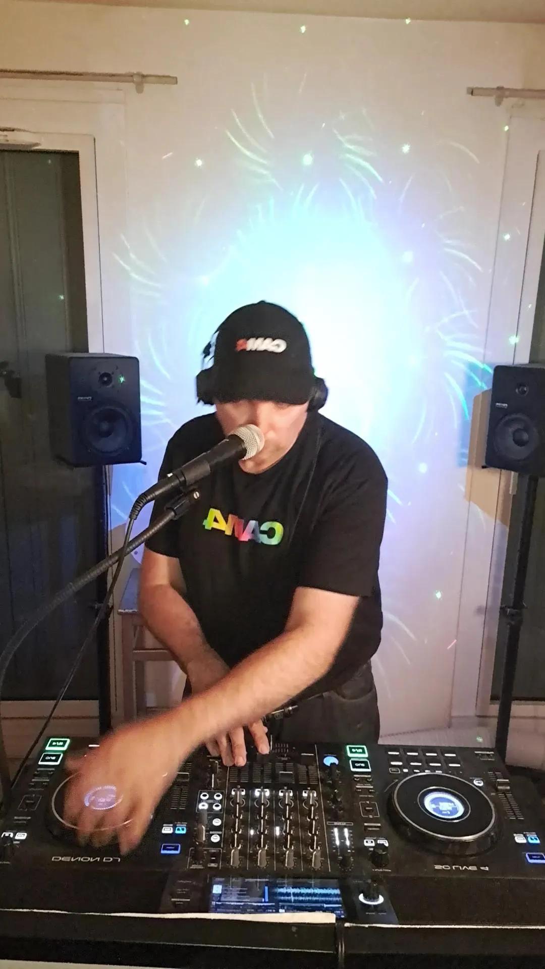 djShyVibes — Freechat on Cam4