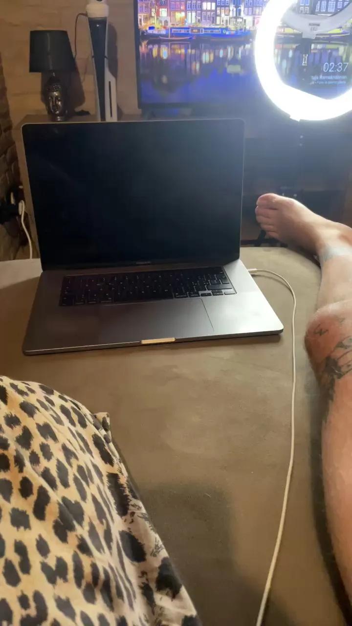 dollyredyxx on Cam4 