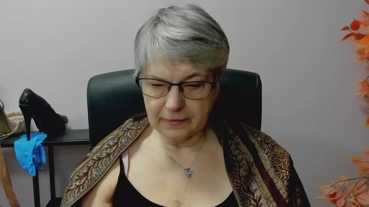 femmeIRIS on Cam4 