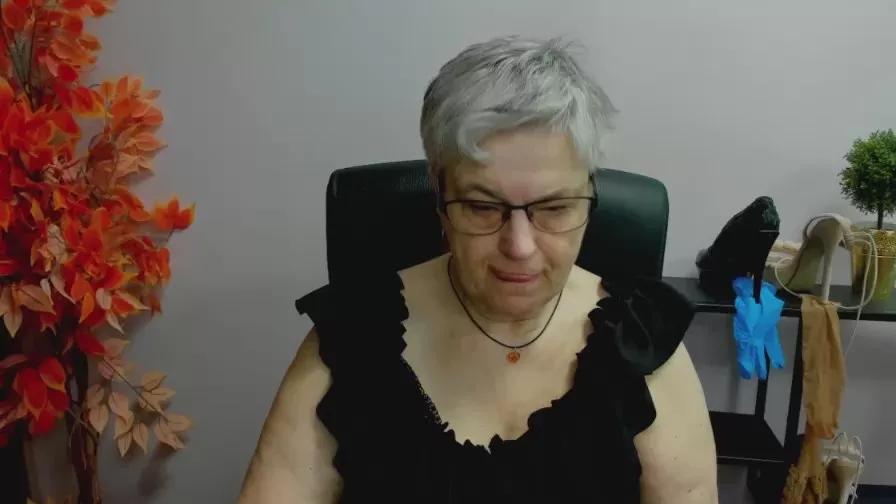femmeIRIS on Cam4 