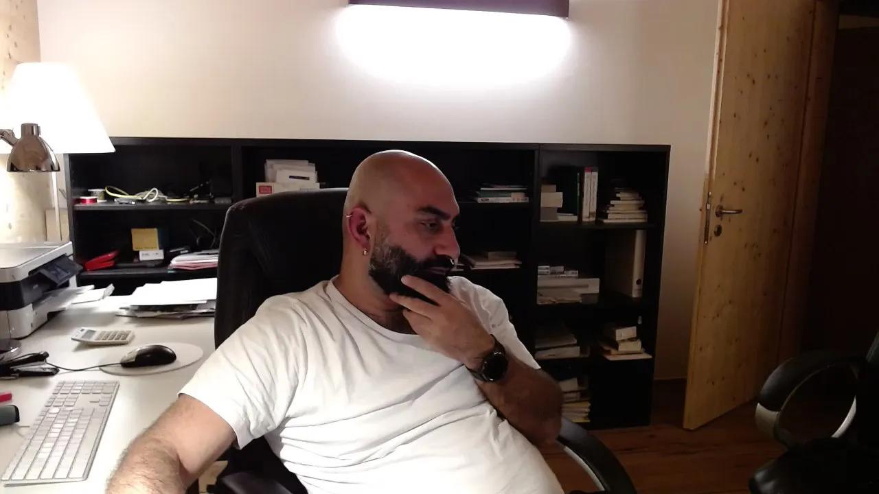 Hairybaack — Freechat on Cam4