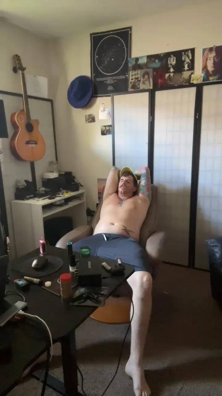 Offline HardwrkingK0 on Cam4