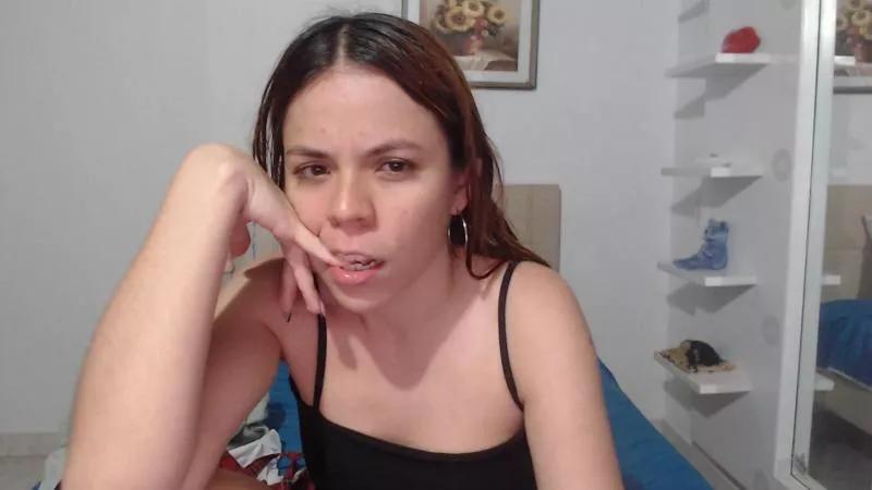 Offline hornyhispanlov5 on Cam4