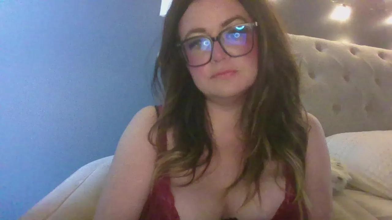 HotHousewife33 on Cam4 