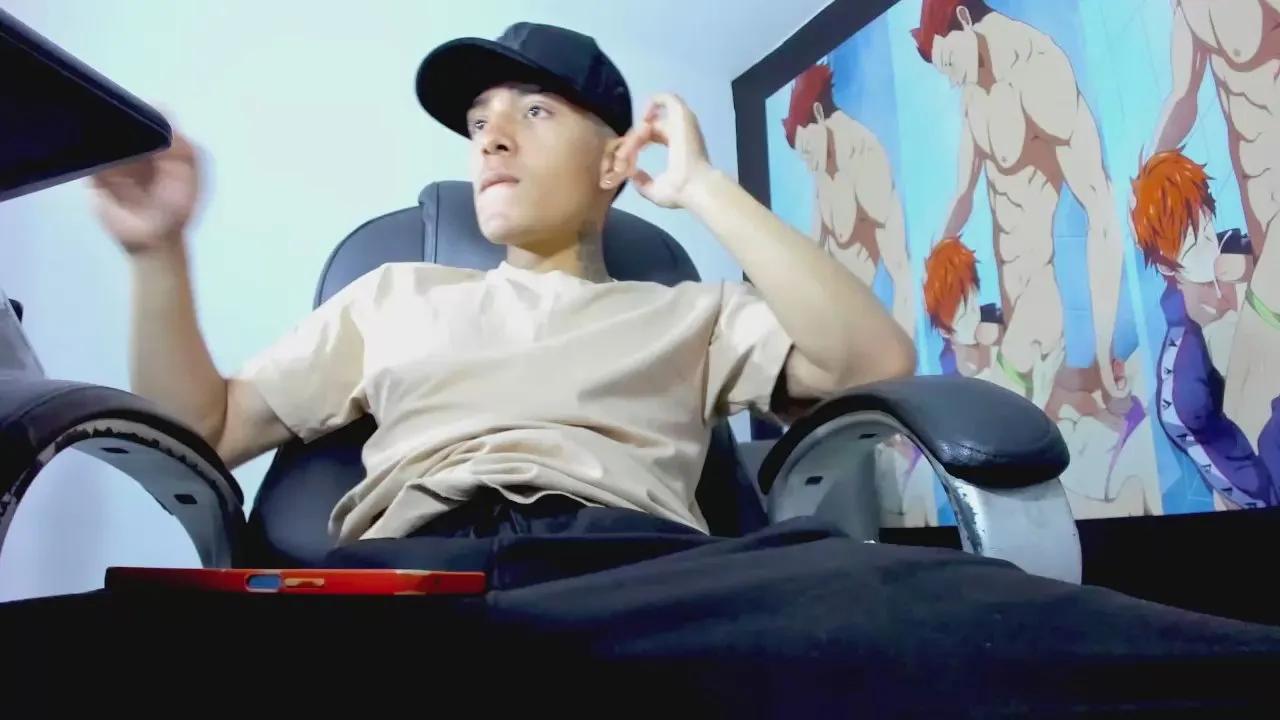 Offline Hunter_Booy on Cam4