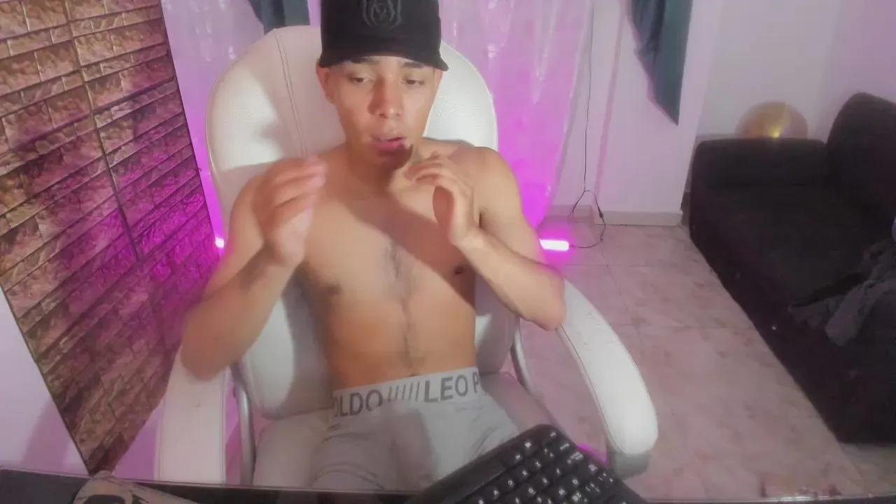 Offline Hunter_Booy on Cam4