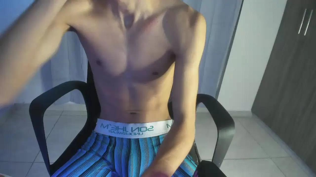 Offline Isaaclatino on Cam4
