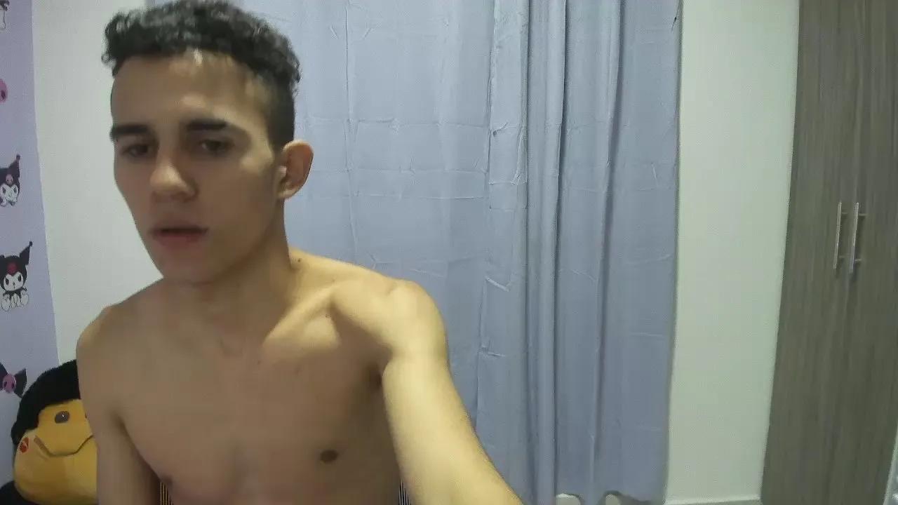 Offline Isaaclatino on Cam4
