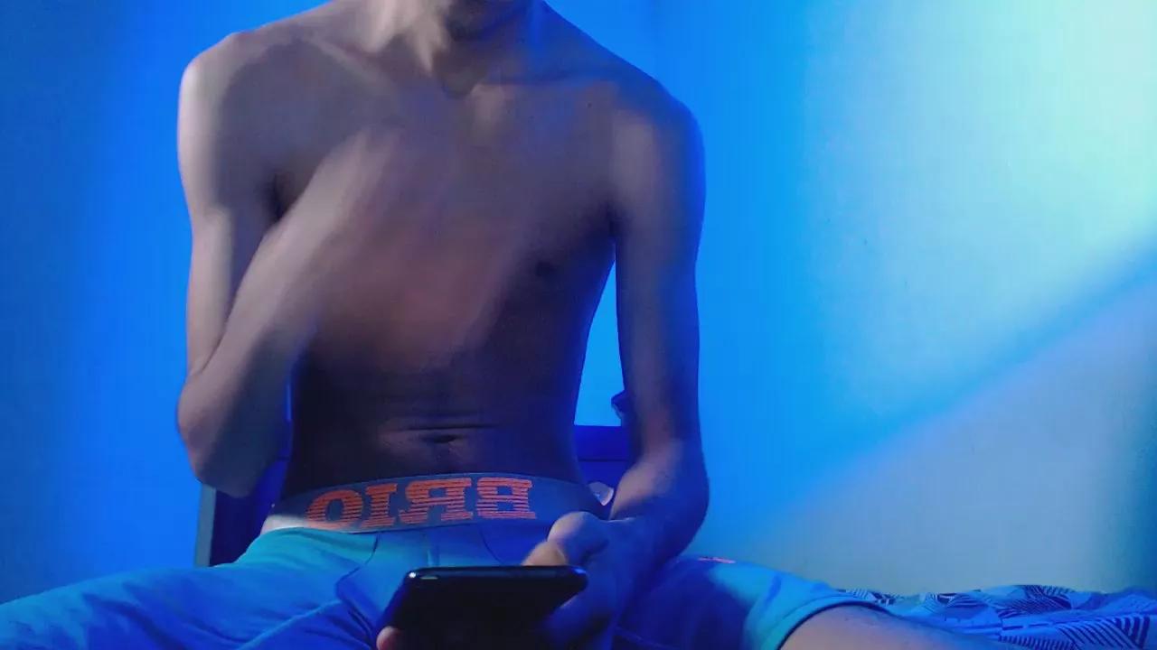 Offline Isaaclatino on Cam4