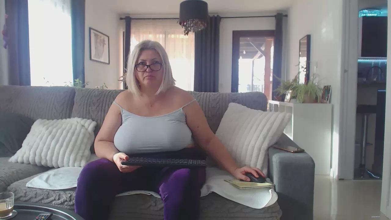 Ishanny on Cam4 