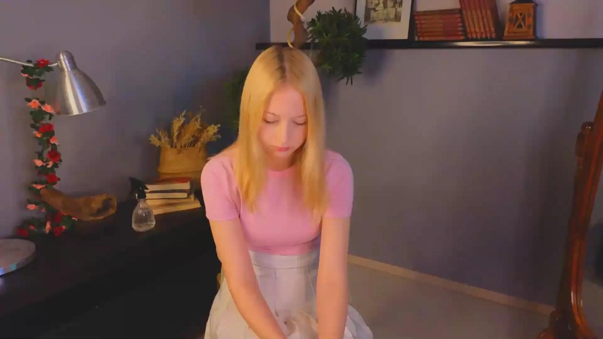 JeanieBeynon —  #pussy #blowjob #gamer #pee #pornstar #lesbian #spanking