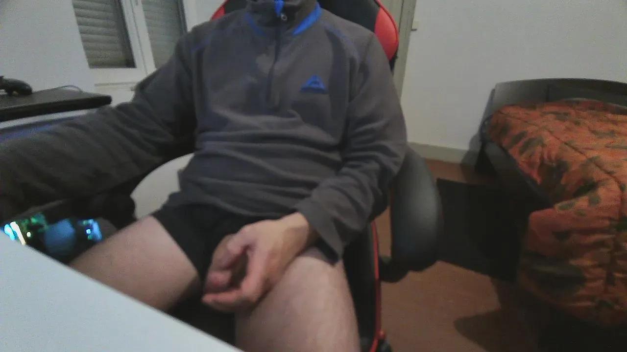 Offline julien1800 on Cam4