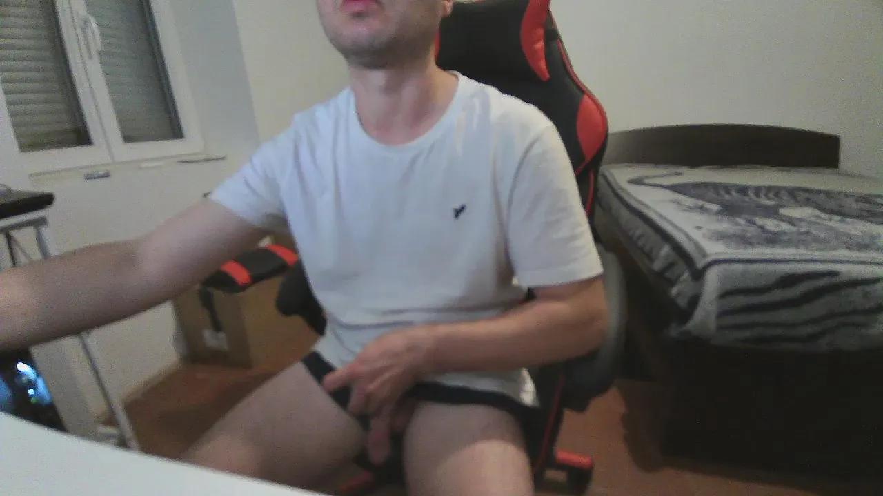 Offline julien1800 on Cam4