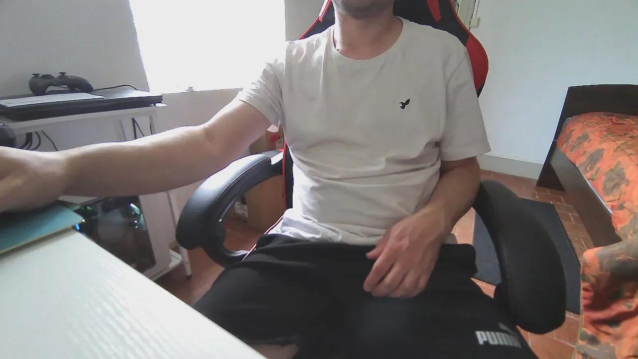 Offline julien1800 on Cam4