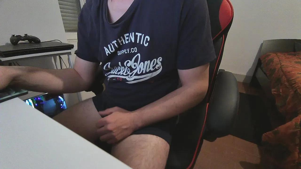 Offline julien1800 on Cam4