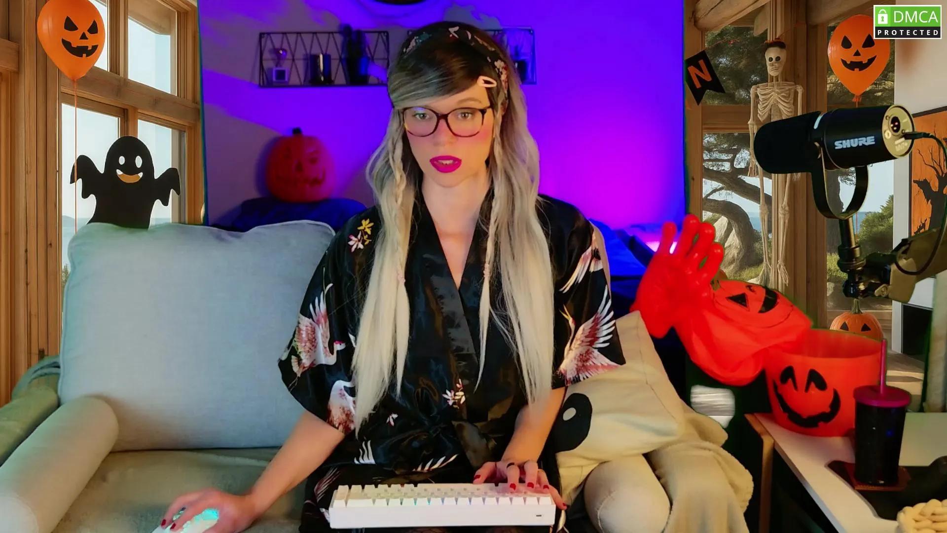 Offline Kittoucharme on Cam4