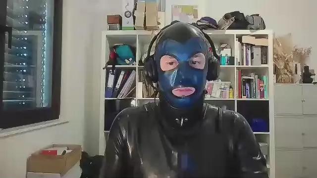 Offline latexguy02 on Cam4