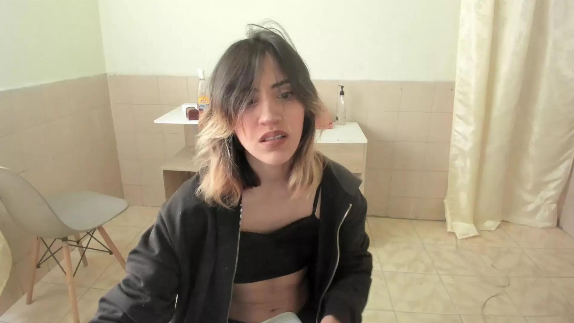 Offline Linnie_doll on Cam4