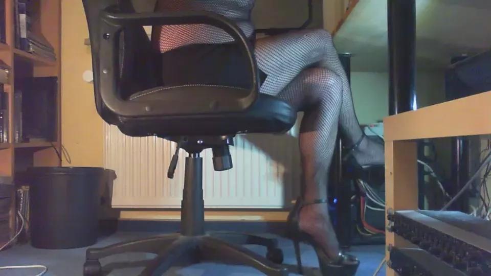 Offline littledwt40 on Cam4