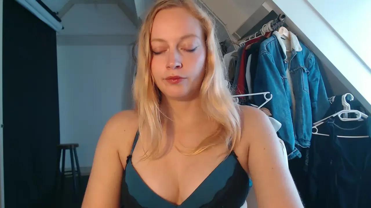 lucyelena — Freechat on Cam4