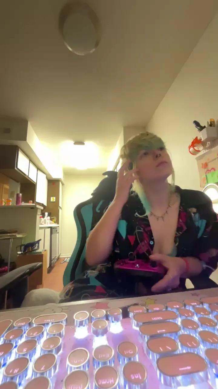 Offline LunaRat on Cam4