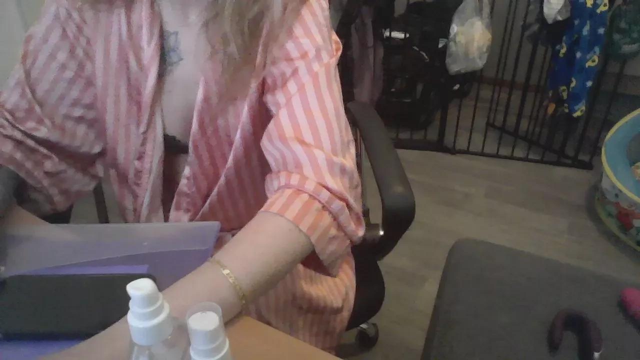 Offline LustyLola22 on Cam4