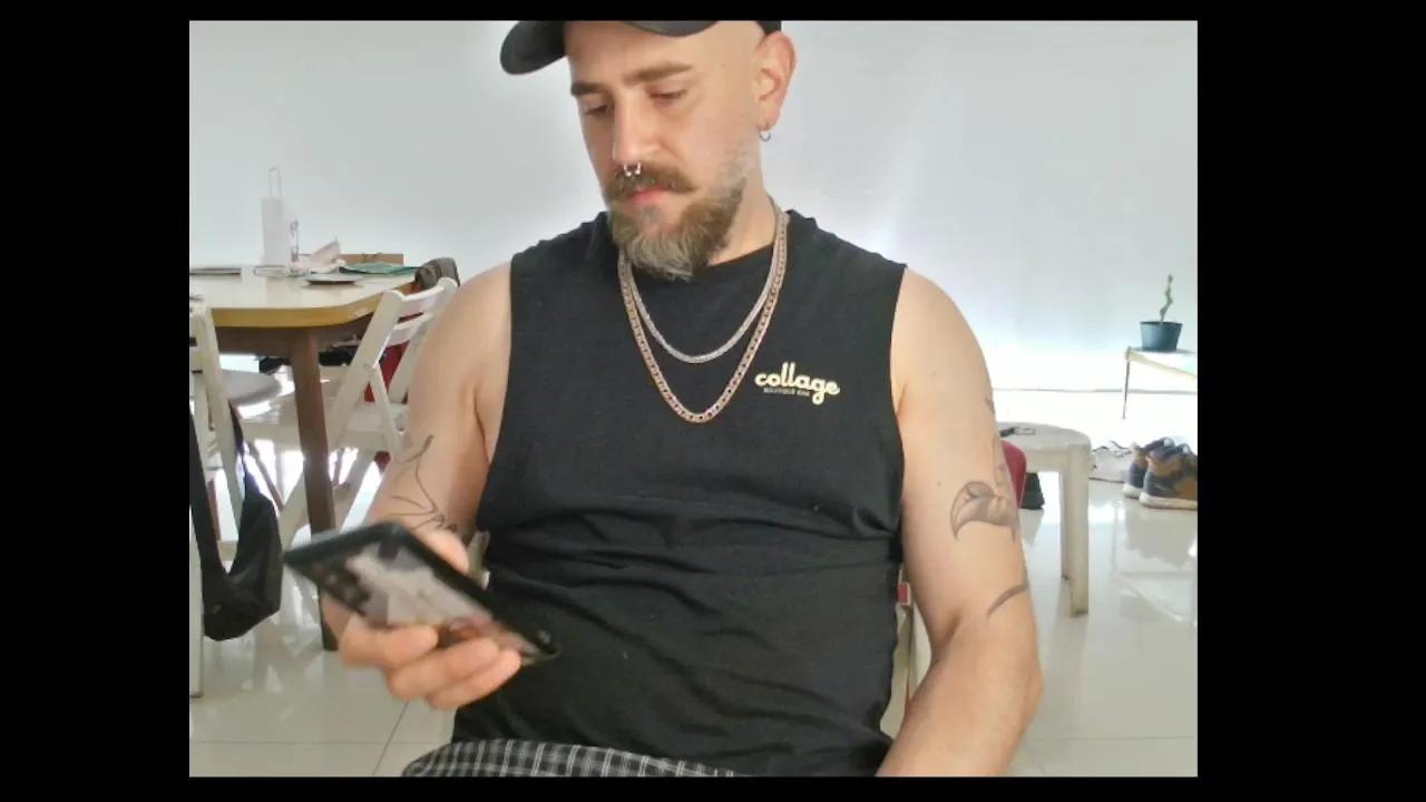 Offline makeme_do_it on Cam4