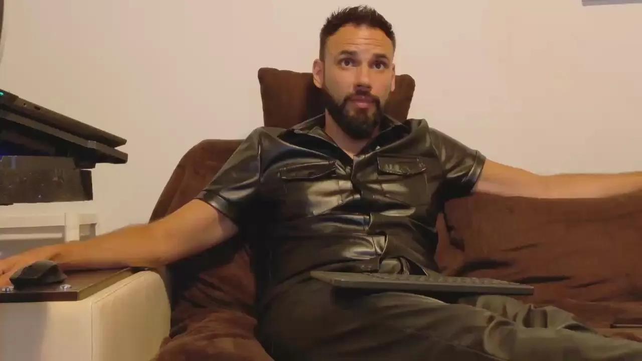 Offline master_roberto on Cam4