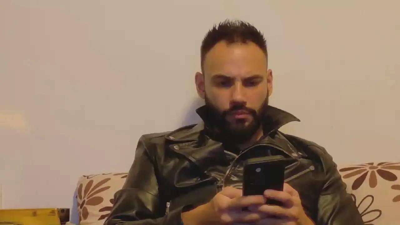 Offline master_roberto on Cam4