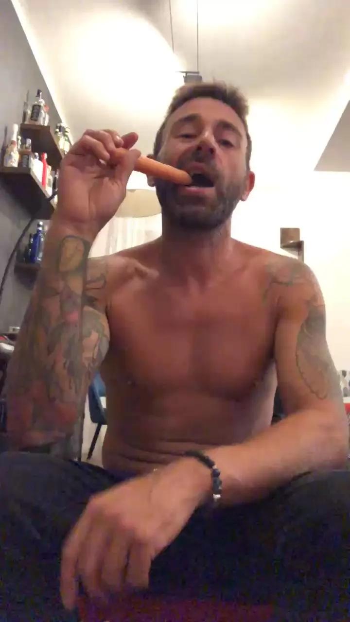 Offline Matteodom85 on Cam4