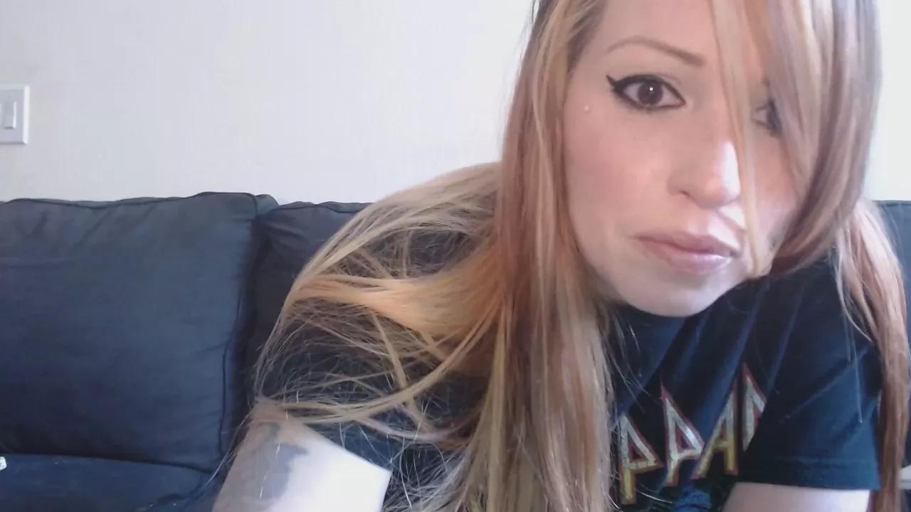 Meowzer777 on Cam4 