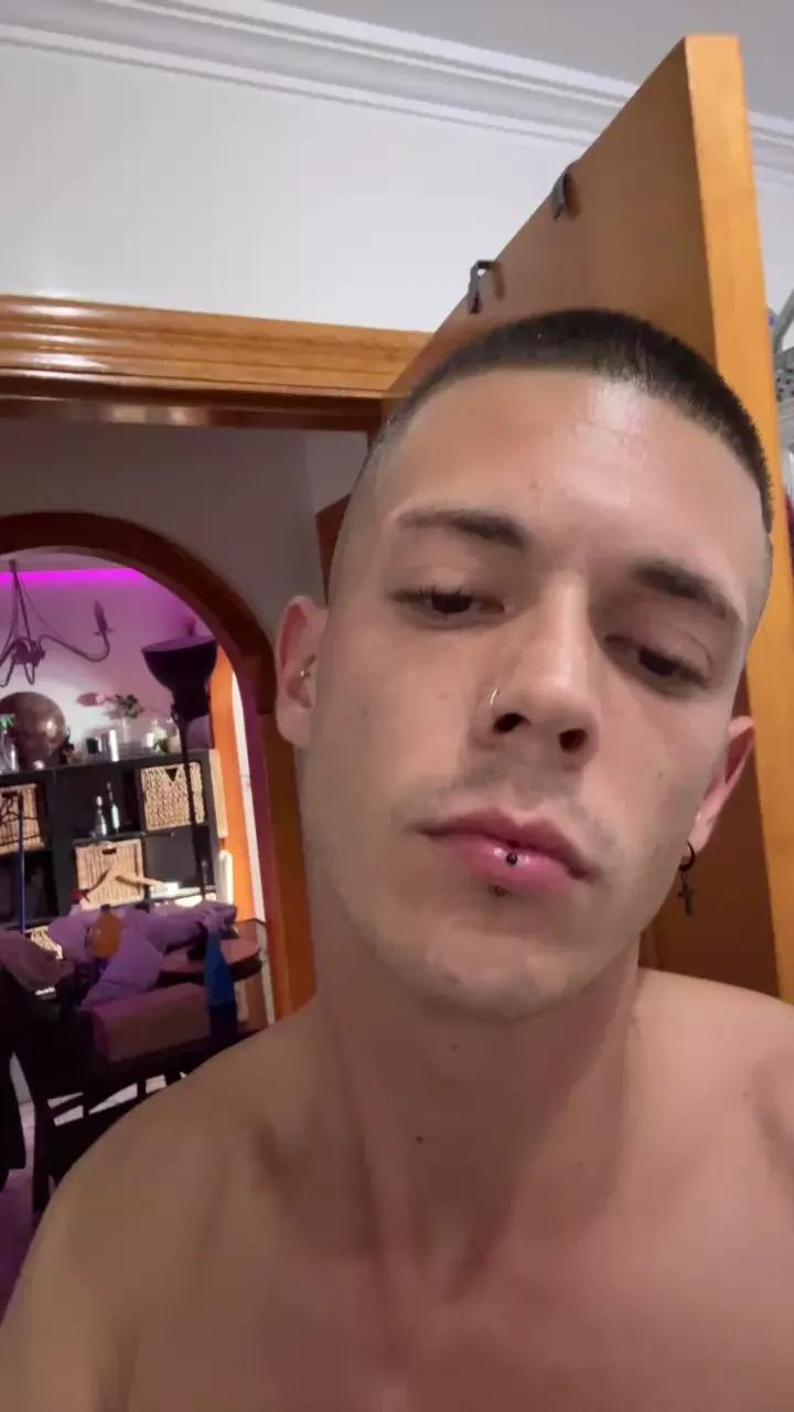 Offline Mivida21ABV on Cam4