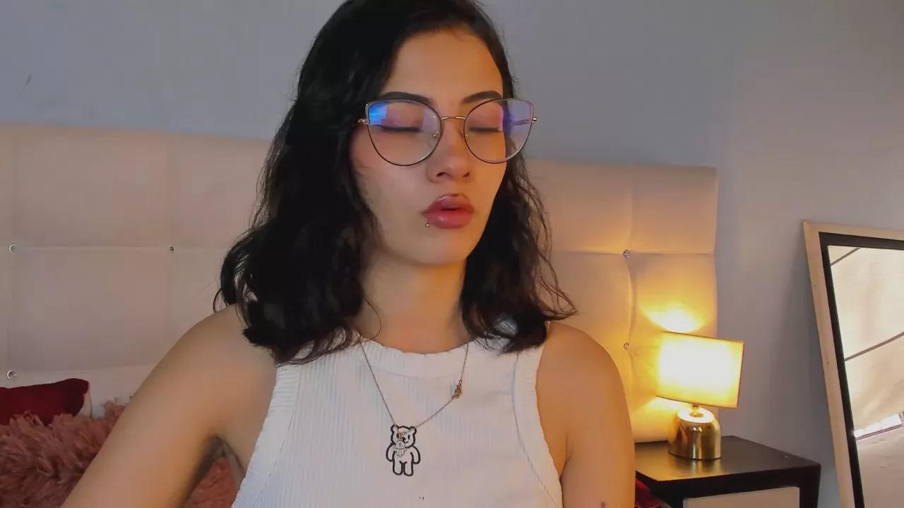 Freechat MoonApriil on Cam4