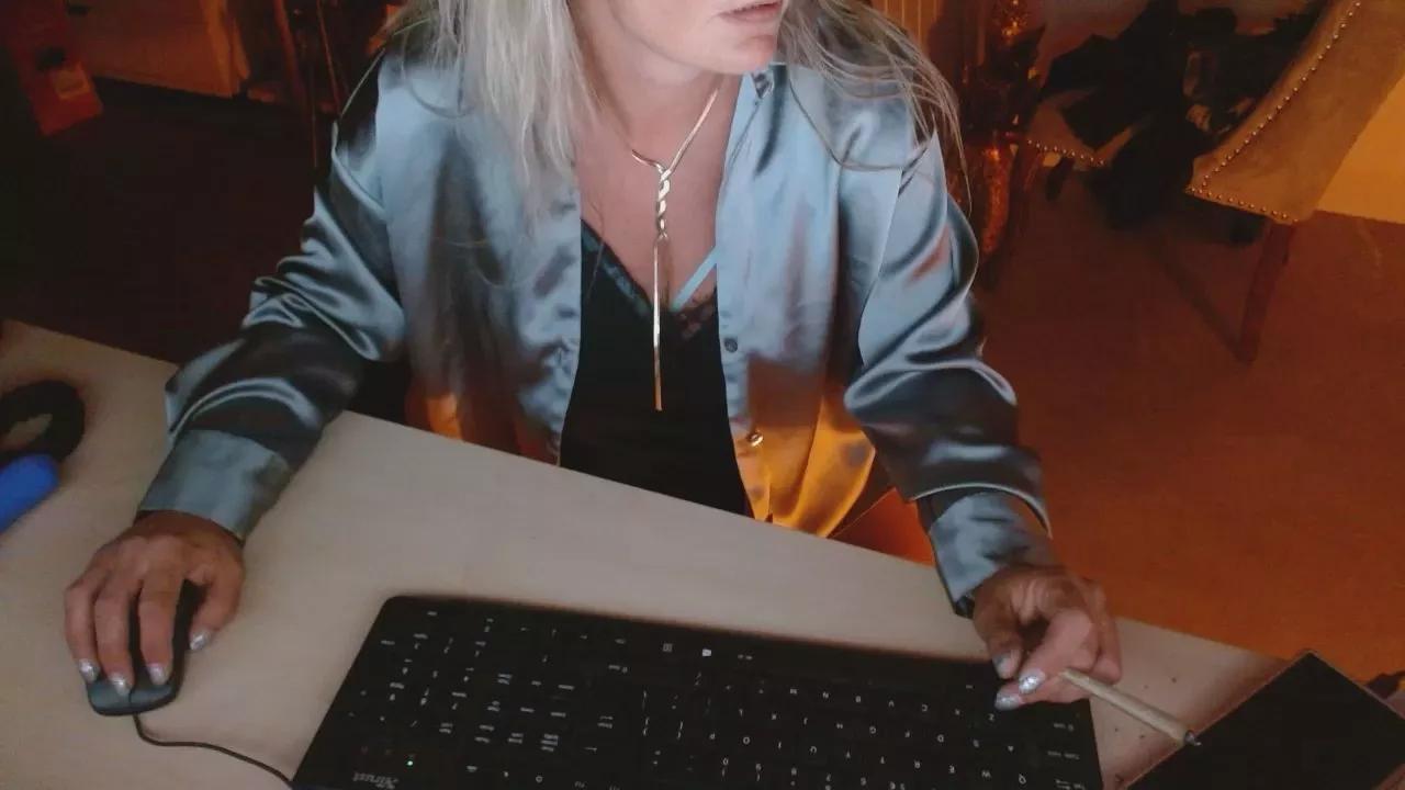 Offline MrsAurora on Cam4