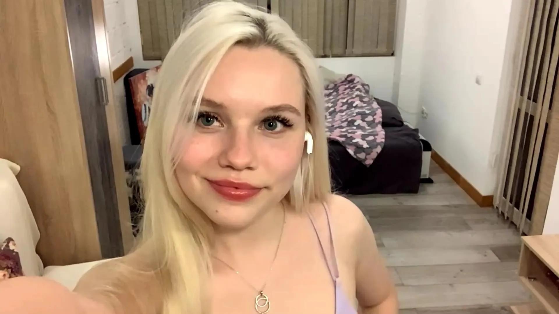 PLUSHIE_EYES — Freechat on Cam4