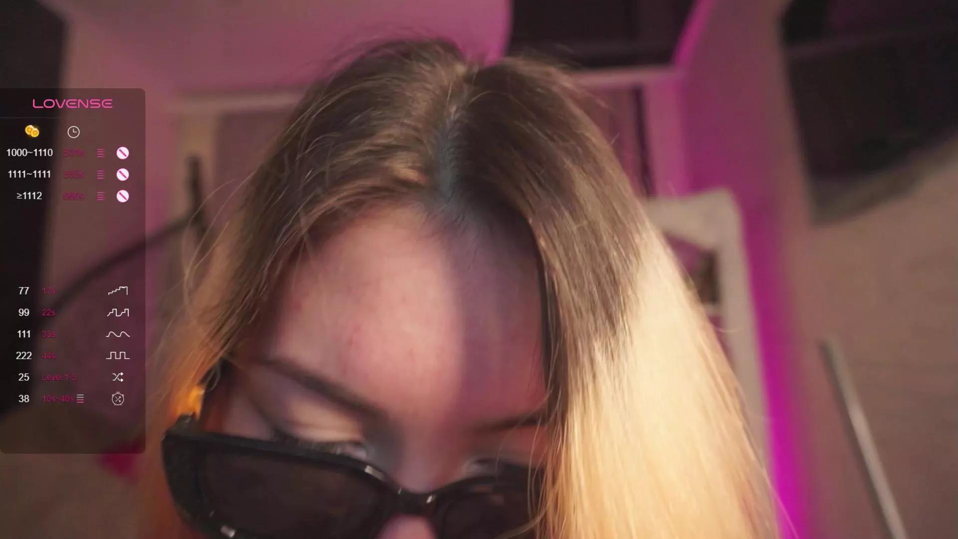 Pussy_Pikmi on Cam4 