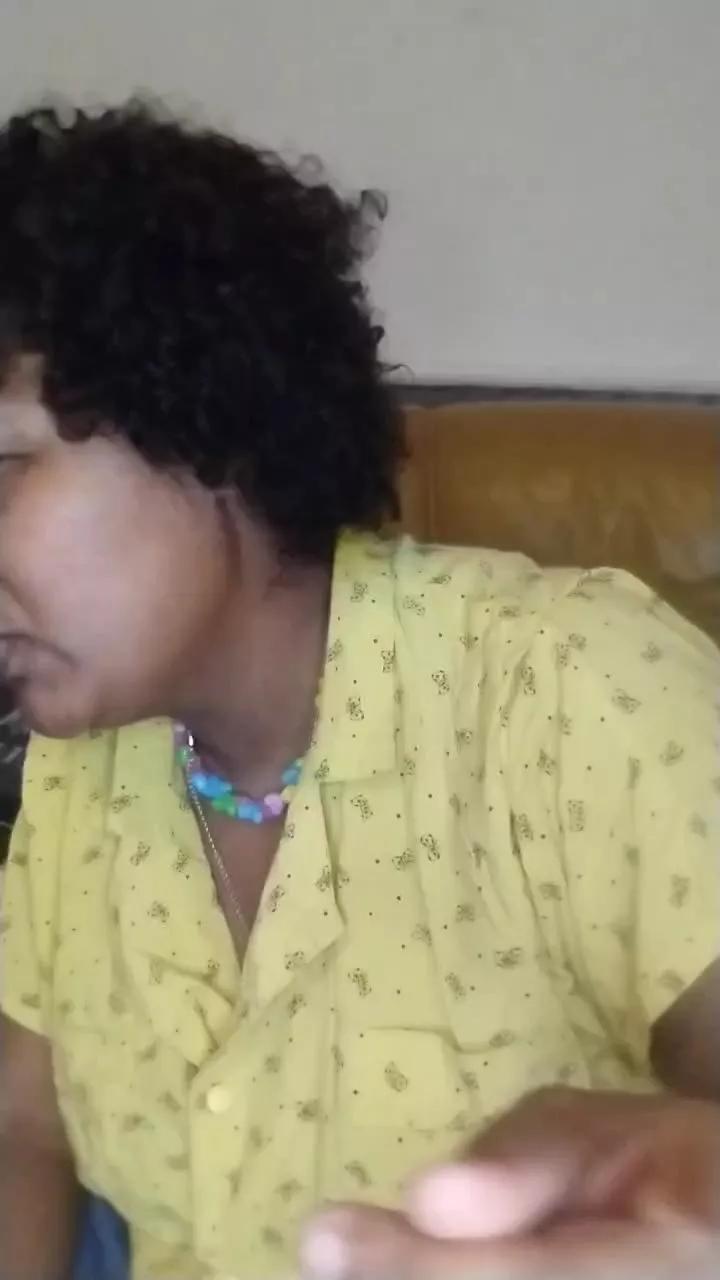 Queen_Alicia on Cam4 