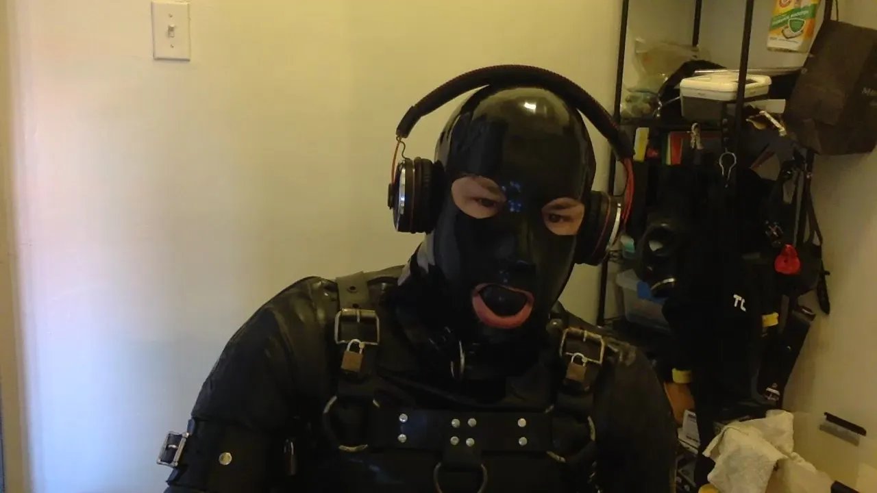 Rubber_faggot on Cam4 