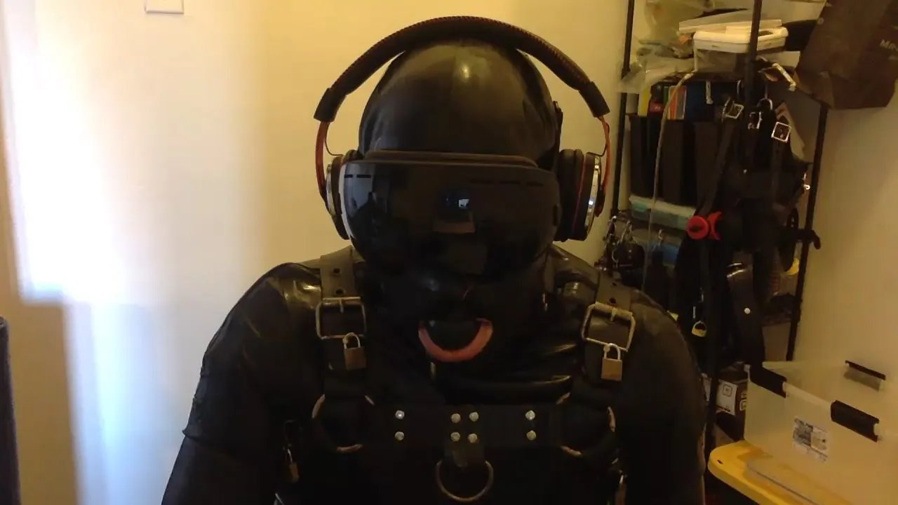 Rubber_faggot on Cam4 