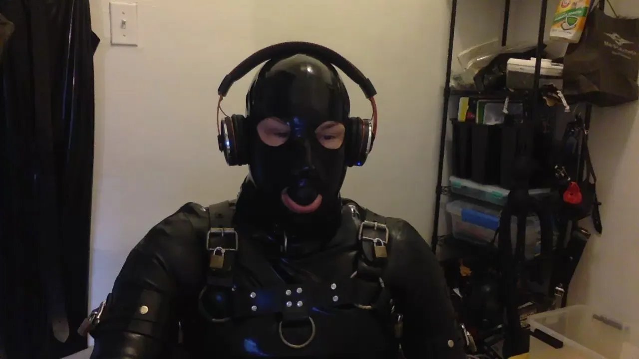 Rubber_faggot on Cam4 