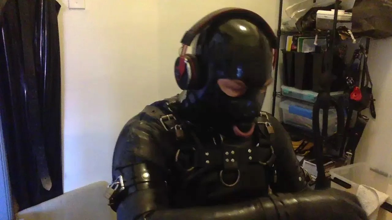 Rubber_faggot on Cam4 