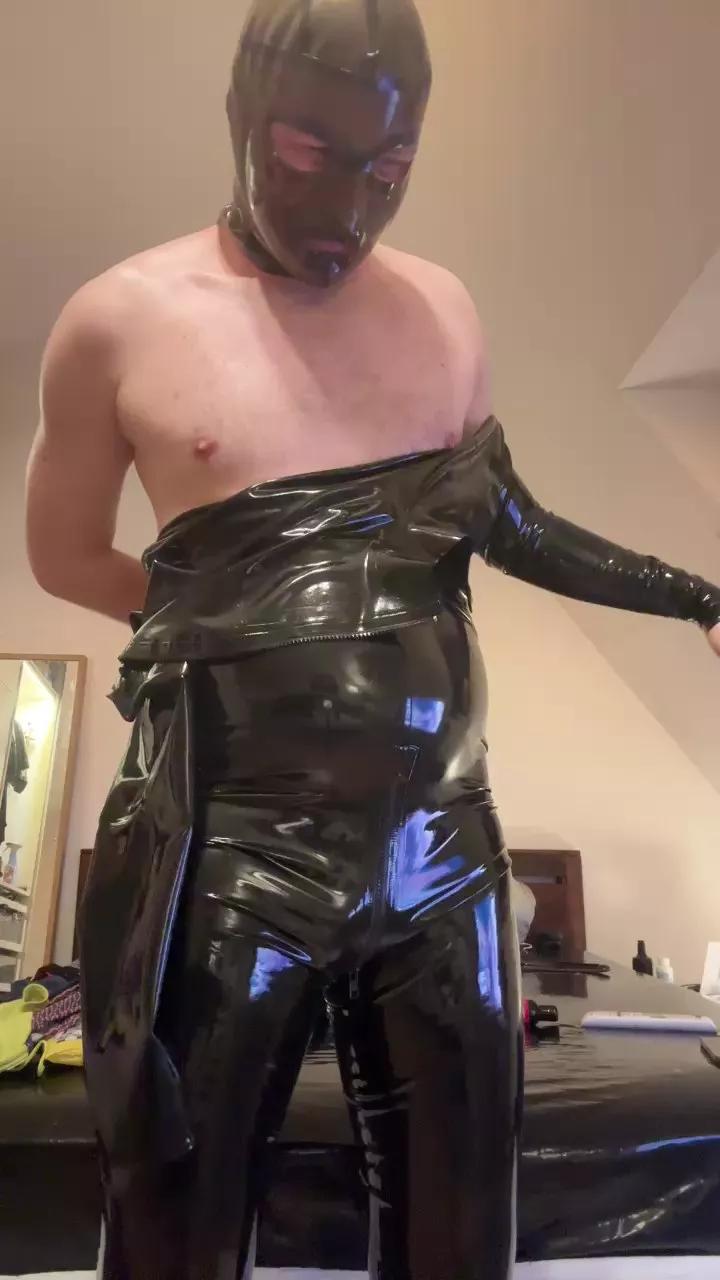 Rubberish187 on Cam4 