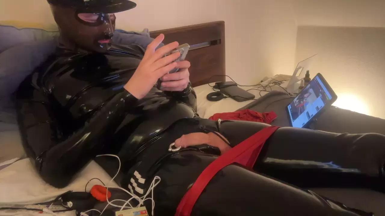 Rubberish187 on Cam4 