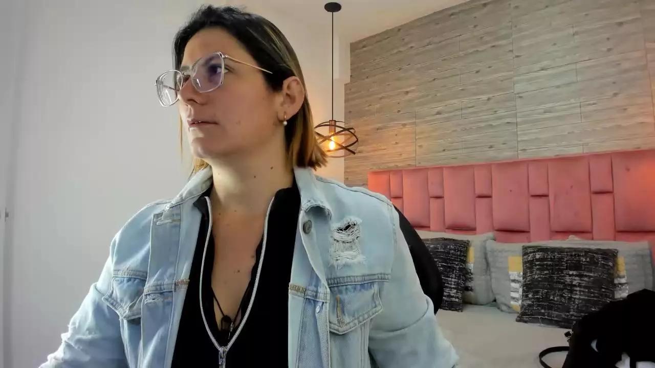 SarahDeyvis on Cam4 