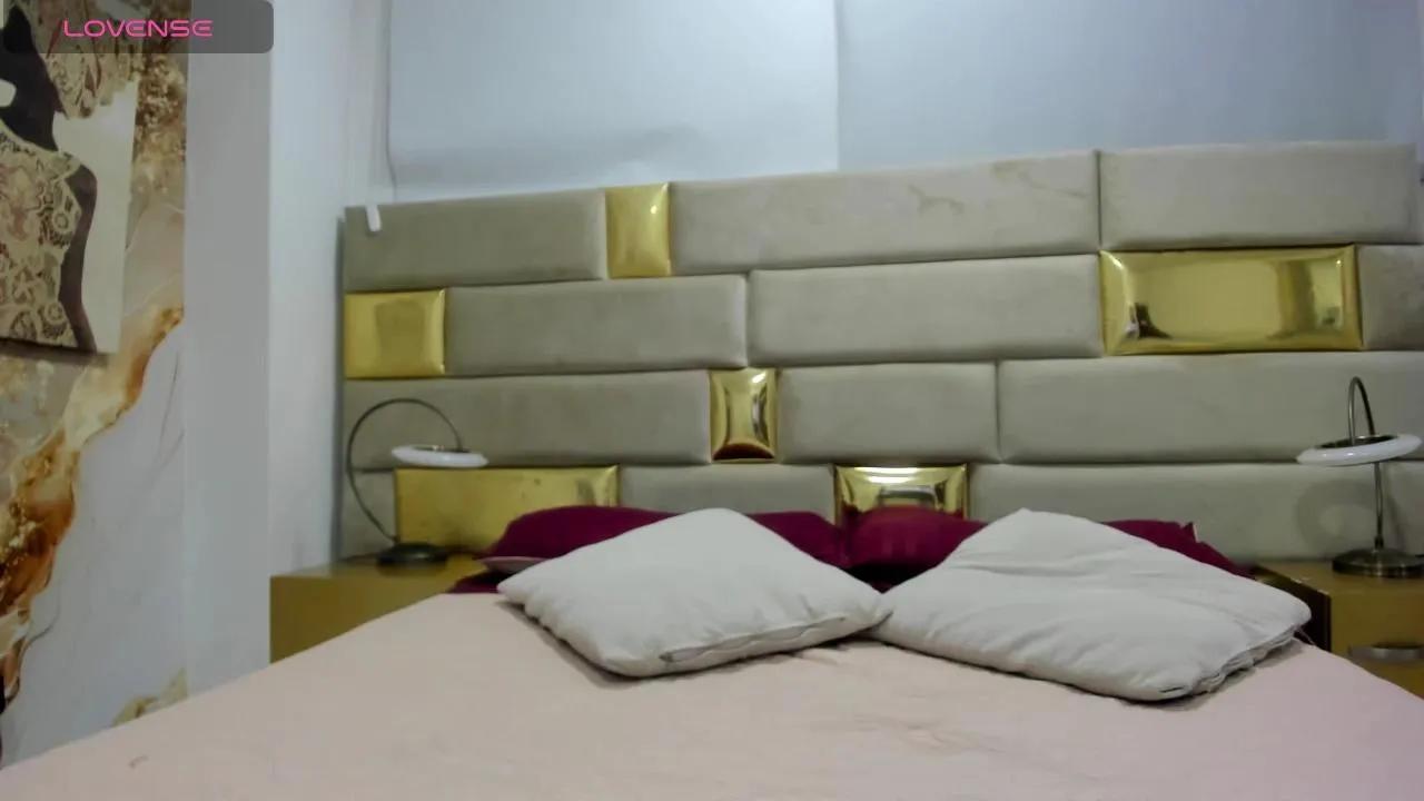 ScarlettFlever —  #spanking #masturbation #C2C #deepthroat #squirt #striptease #cute