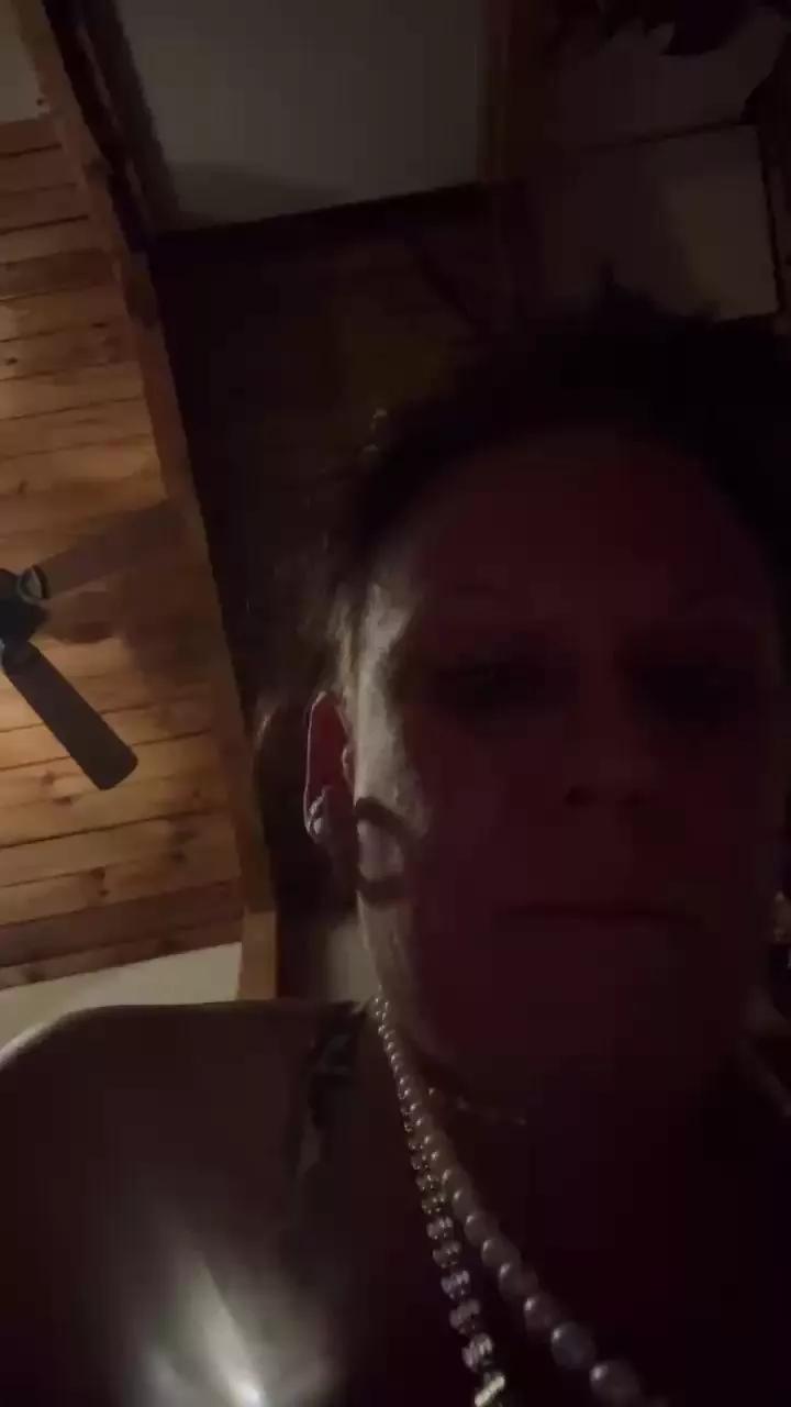 Offline Slutmeout6996 on Cam4