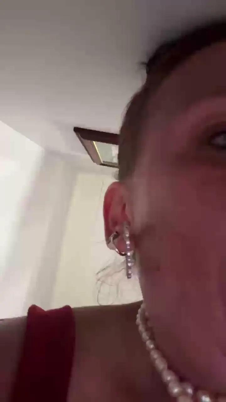 Offline Slutmeout6996 on Cam4